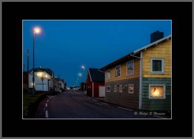Den blå timen.
Postvegen/Main Street gjennom Borhaug
Keywords: Borhaug