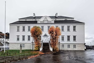 Høst i Farsund
Hovedinngangen til Husan er flott pyntet.
Keywords: Farsund