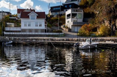 Høst i Farsund
Typisk sørlandshus med funkishus som nabo.
Keywords: Farsund