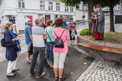 Med vekteren på en historisk vandring
Keywords: Farsund
