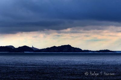 Utsikt mot Lindesnes fyr fra dagsturhytta "Havblikk" ved Loshavn.
Keywords: Havblikk
