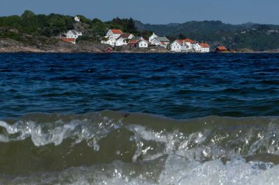 Loshavn sett fra Einarsneset.
Deler av idylliske Loshavn ligger ikke langt over havnivået,
men heldigvis ikke på samme nivå som kamera befant seg da bildet ble tatt fra ei strand på Einarsneset.
Keywords: Loshavn