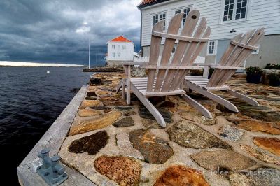 Høst i Loshavn.
Disse stolene kan nok stues bort for en stund.
Keywords: Loshavn