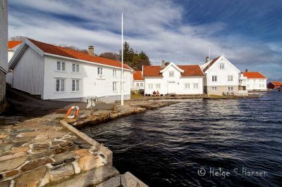 Turgåere koser seg i solveggen.
Keywords: Loshavn