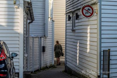 Trangt smug.
Ikke en gang tenk på å bryte dette forbudsskiltet. I alle fall ikke med bil. Dyrt er det også. Kr 8 200 + kostnader med å få bilen ut igjen.
Keywords: Flekkefjord_by