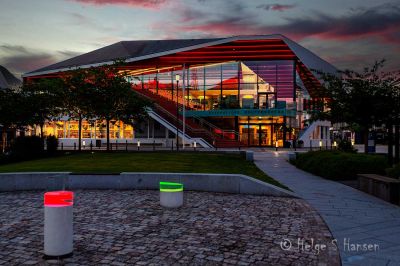 Spira.
Flekkefjord Kultursenter Spira tar seg ekstra godt når mørket faller på.
Keywords: Flekkefjord_by