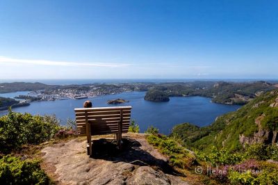 Knygen
Utsiktspunkt fra Knygen mot Farsund. Stolen står på ca. 228 moh. I grunnen lite strev for så mye utsikt.
Keywords: Knygen