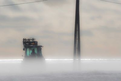 Stemningsbilde med oppvarmet snø som fordunster.
Keywords: Midthassel